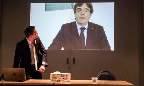 Puigdemont renuncia desde Bruselas a la presidencia de Cataluña Puigdemont renuncia desde Bruselas a la presidencia de Cataluña